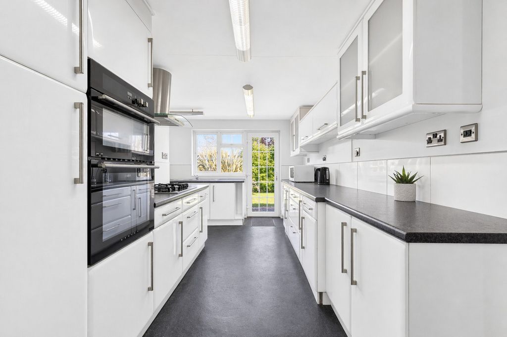 Property photo 3 of 27