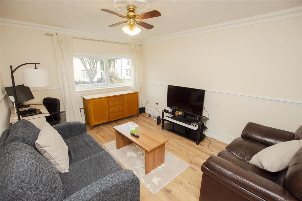 Property photo 1 of 5 Approach
