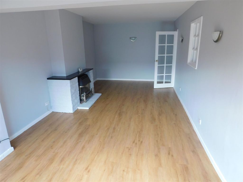 Property photo 3 of 8 Lounge