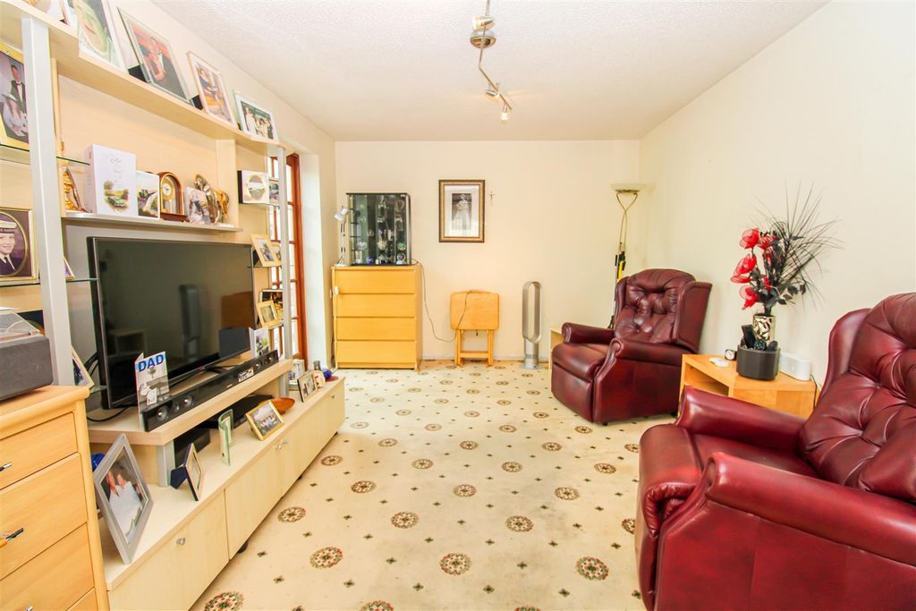 Property photo 3 of 11 Living Room