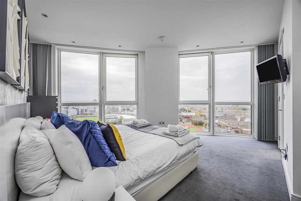 Property photo 2 of 22 127 No.1 Buliding, Gunwharf Quays, Portsmouth-Port