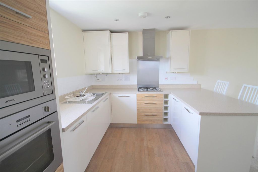 Property photo 3 of 13 Kitchen 4.Jpg