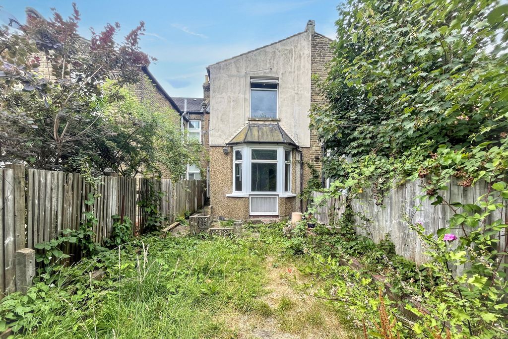 Property photo 2 of 11 Flat 1, 27 Stretton Road, Croydon, Surrey, Cr0 6Eq