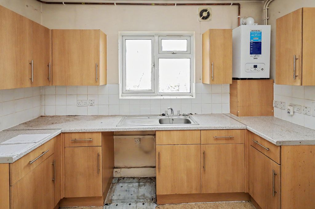 Property photo 2 of 16 First Floor Flat, 49 Thorpe Road, Walthamstow, London, E17 4La