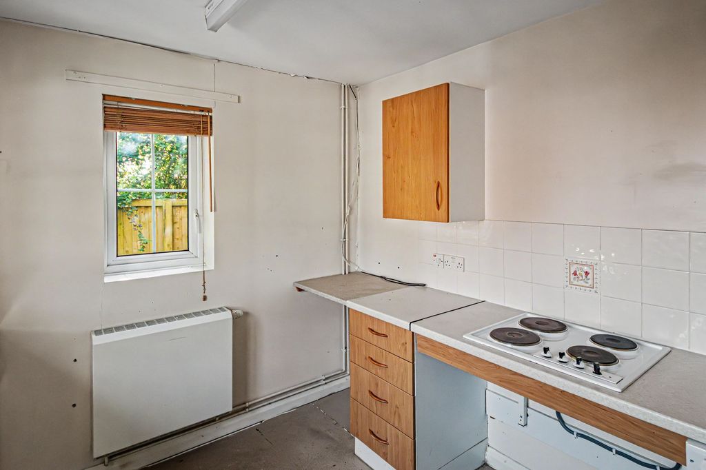 Property photo 3 of 16 4 Ferris Close, Rowde, Devizes, Sn10 2Nj