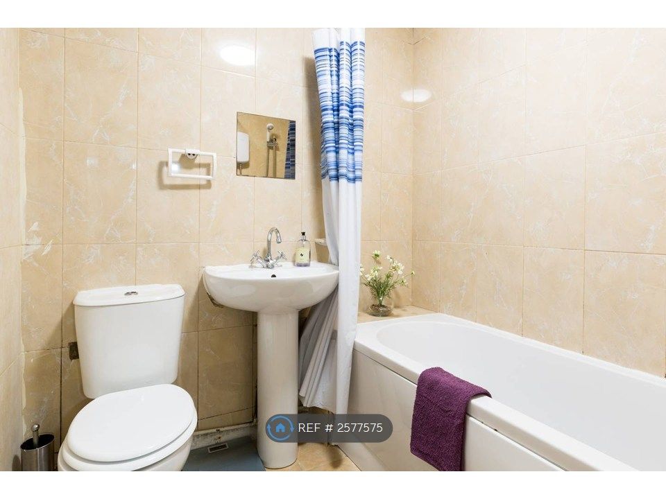 Property photo 3 of 12 Bathroom Bathtub And Electric Shower