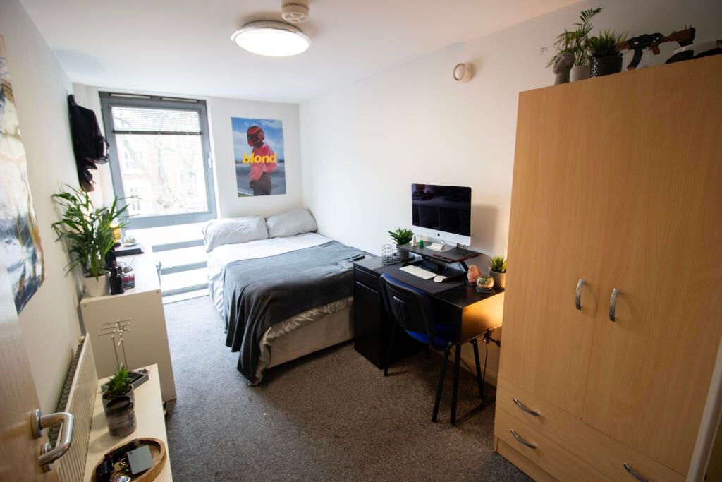 Property photo 2 of 9 This Cozy Double Bedroom Features A Comfortable Be...