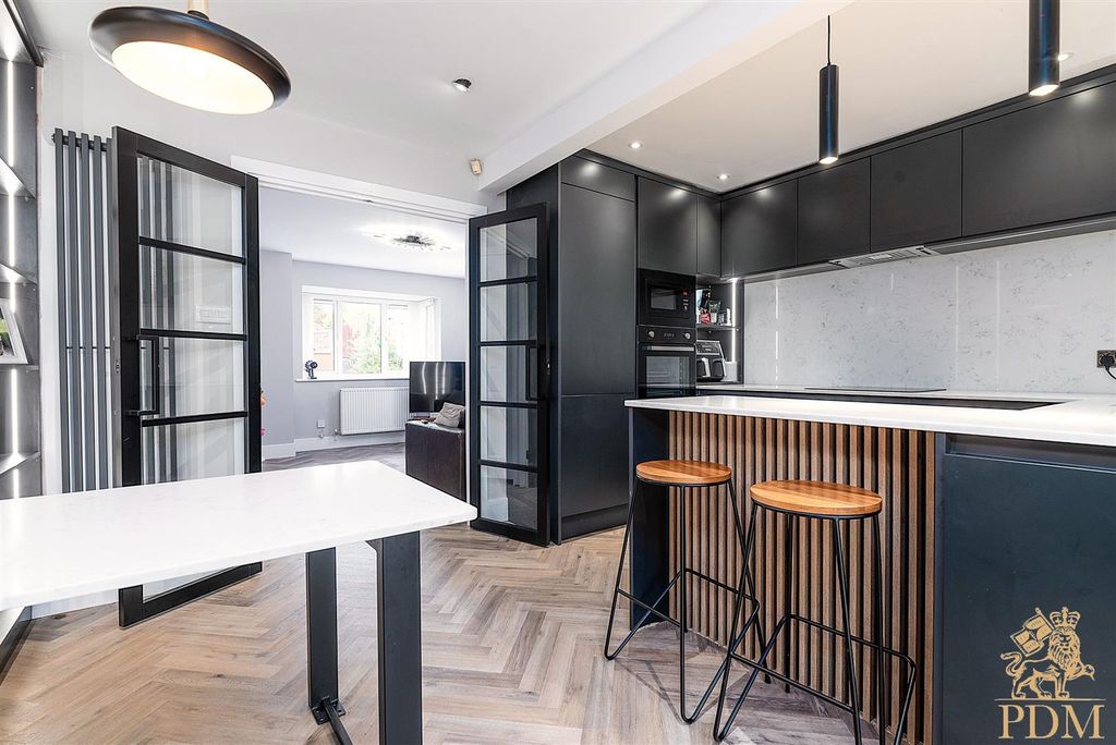 Property photo 1 of 21 23, Poplar Close, Carlton, Nottingham (11 Of 27) 2