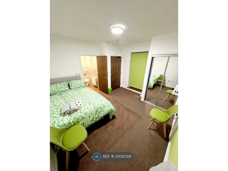 Property photo 1 of 9 Ensuite Green Room
