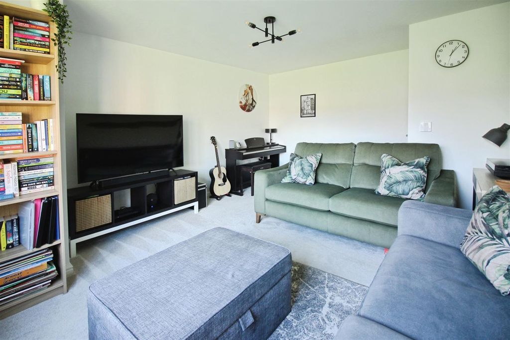 Property photo 2 of 15 Lounge