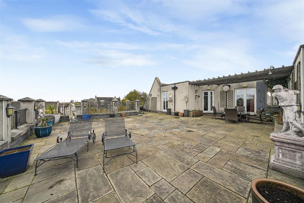 Property photo 2 of 25 Roof Garden