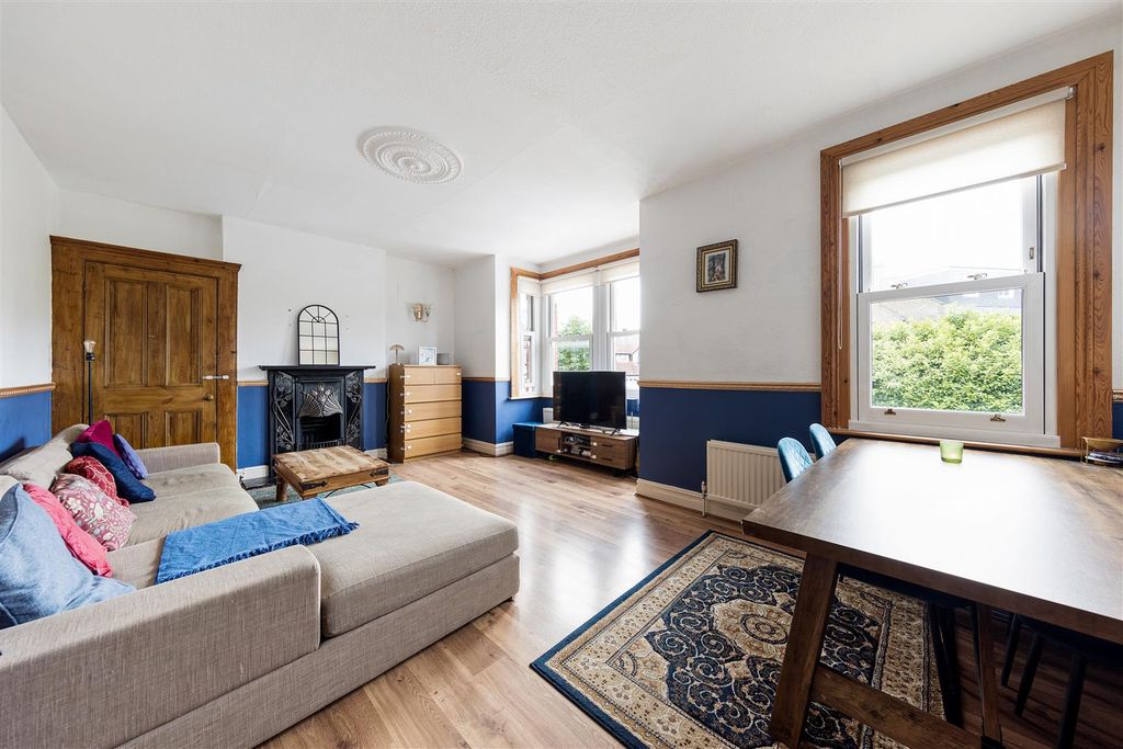 Property photo 3 of 16 Eastwood Road, E18