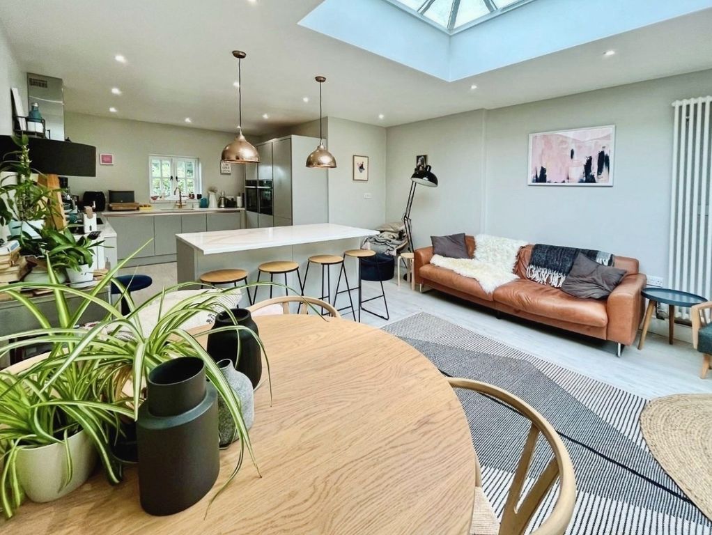 Property photo 3 of 32 Pbox-Living_Room-331082.Jpg