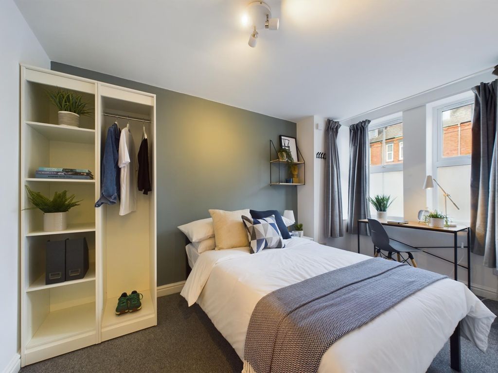 Property photo 1 of 11 A Bright And Comfortable Bedroom Featuring A Neatl...
