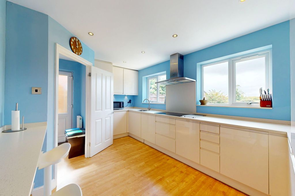Property photo 3 of 21 17-Petersfield-171740