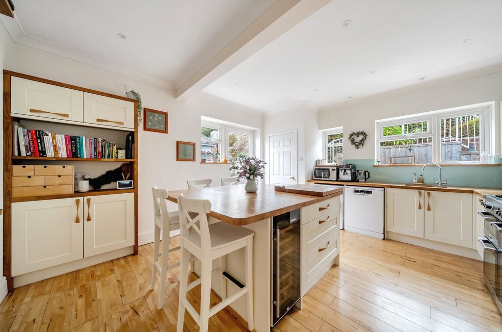 Property photo 2 of 11 Kitchen