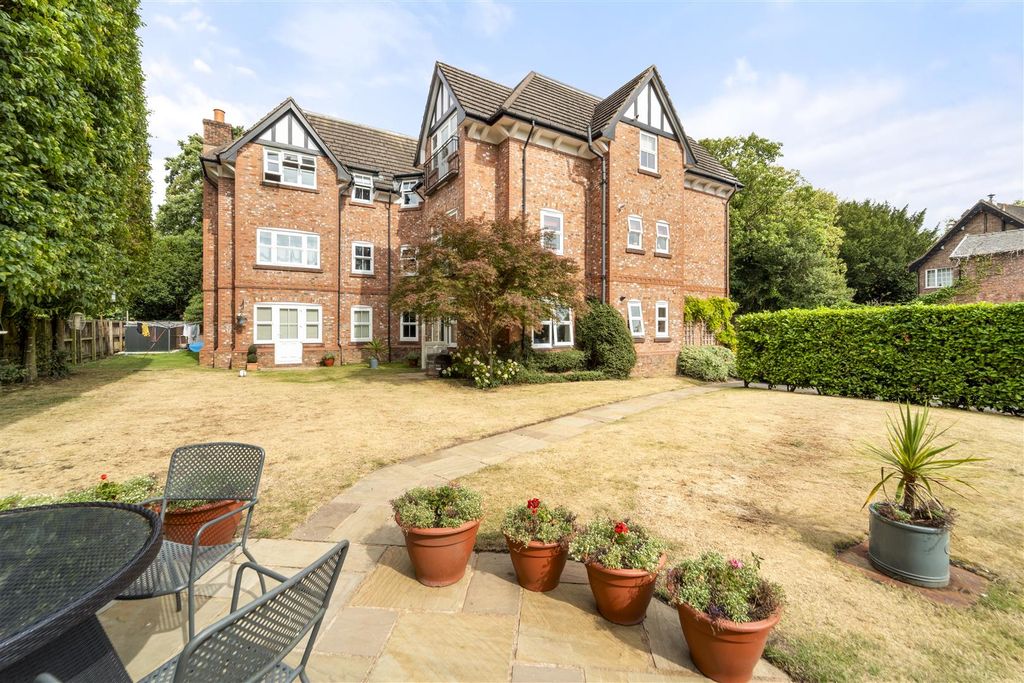 Property photo 3 of 22 Communal Gardens