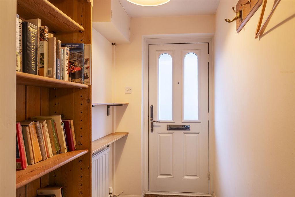 Property photo 3 of 17 Entrance Hall