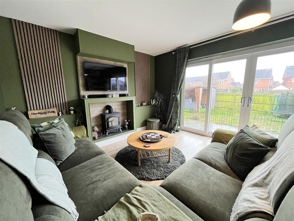 Property photo 3 of 13 Lounge