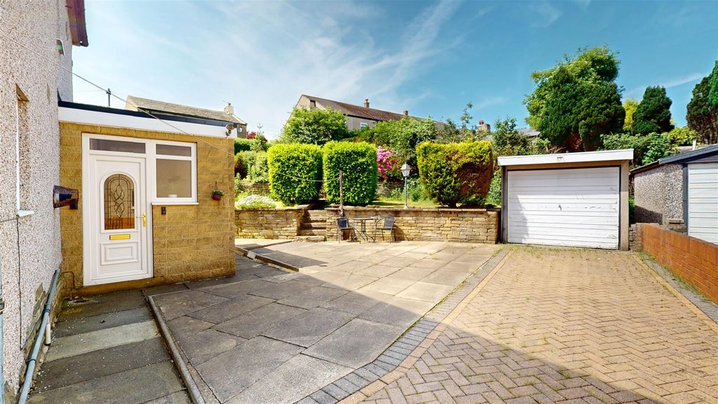 Property photo 3 of 17 Drive &amp; Garage
