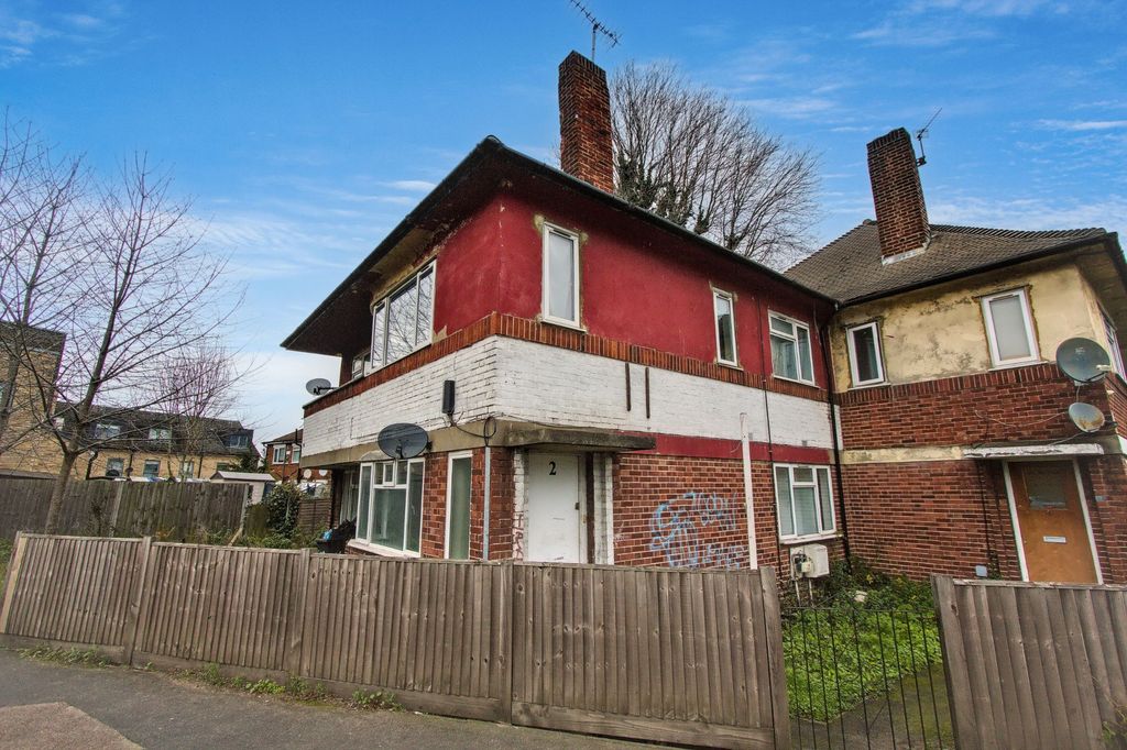 Property photo 2 of 10 2 Pymmes Close, Enfield, London N13 4Nj