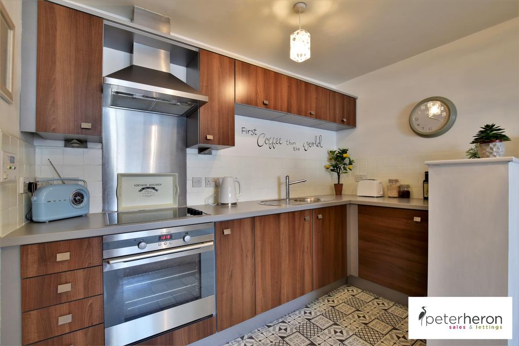 Property photo 3 of 10 Kitchen