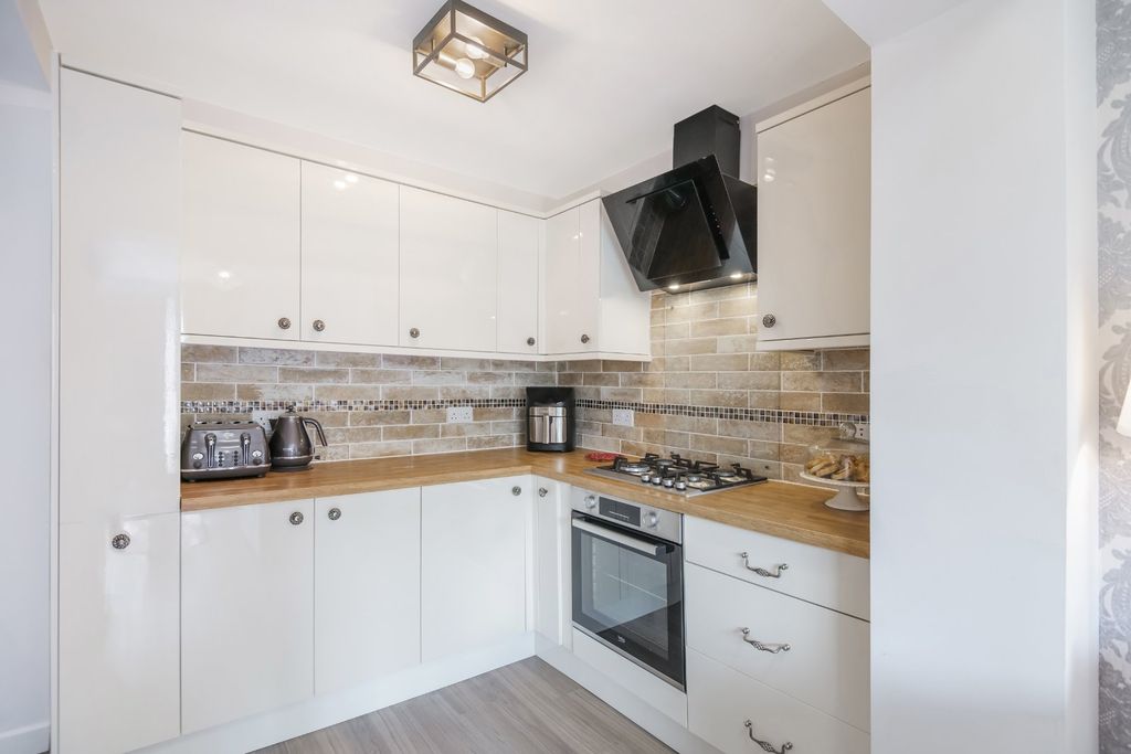 Property photo 3 of 17 Kitchen