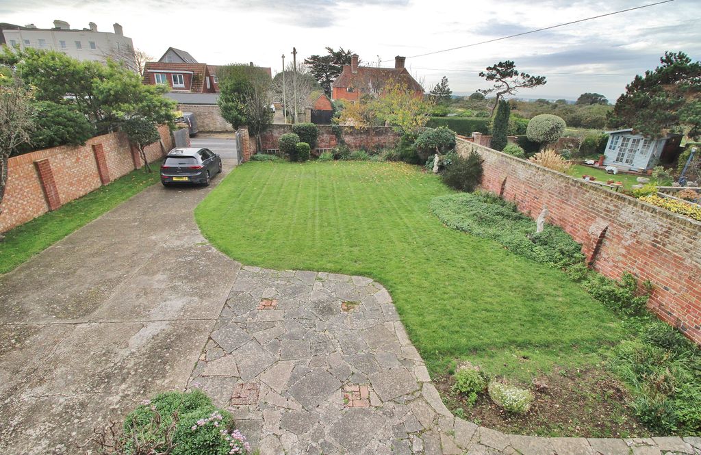 Property photo 2 of 25