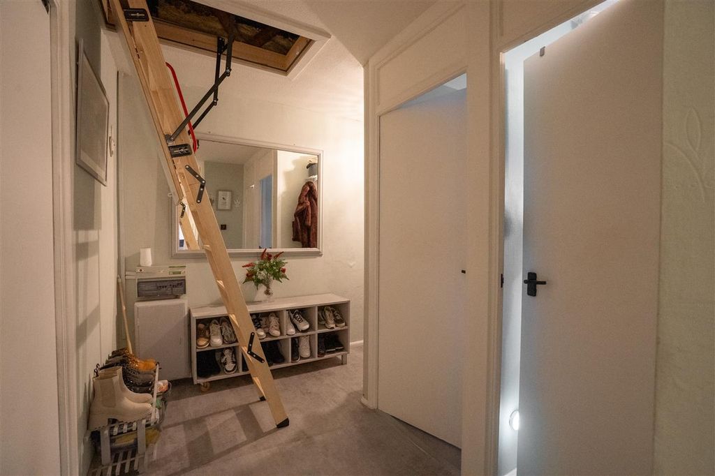 Property photo 2 of 18 Entrance Hallway