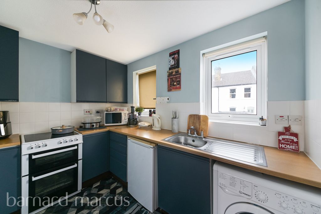 Property photo 3 of 8 Bedroom