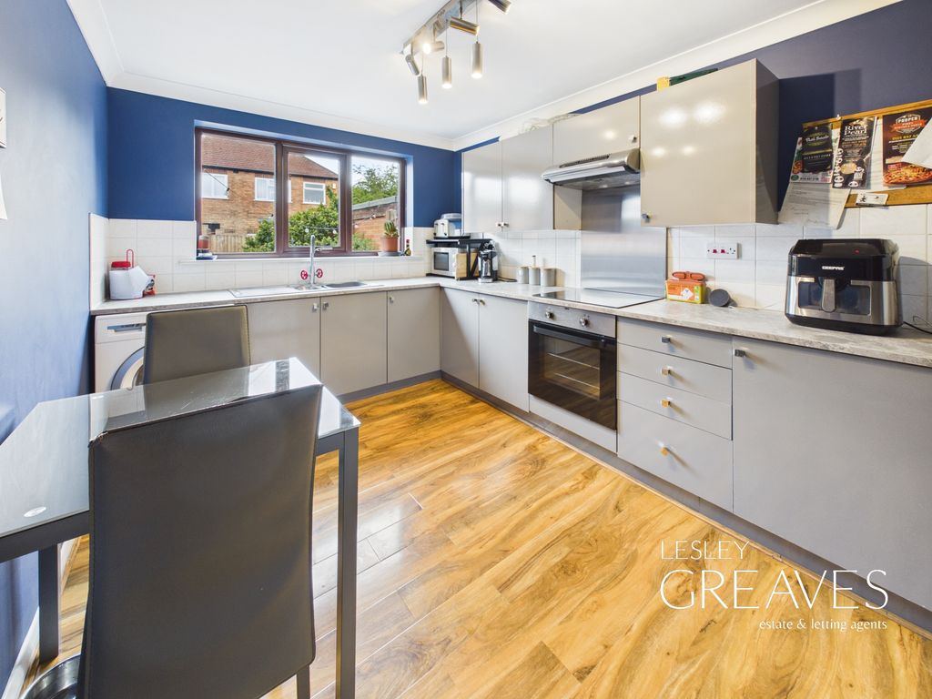 Property photo 3 of 11 Kitchen