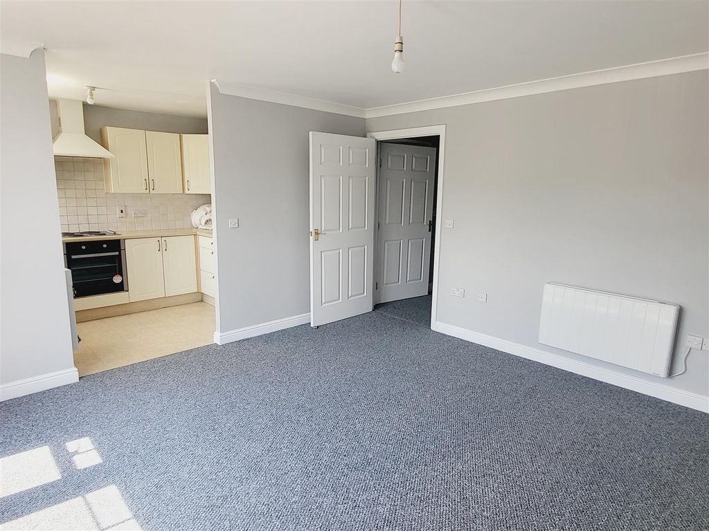 Property photo 2 of 8 71 Rmd Lounge.Jpg