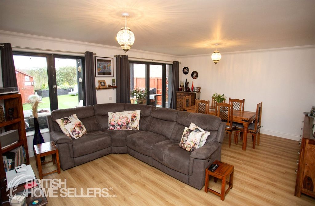 Property photo 3 of 32 Picture No. 05