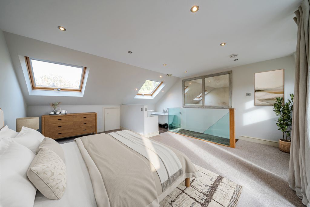 Property photo 3 of 9 Bedroom 1