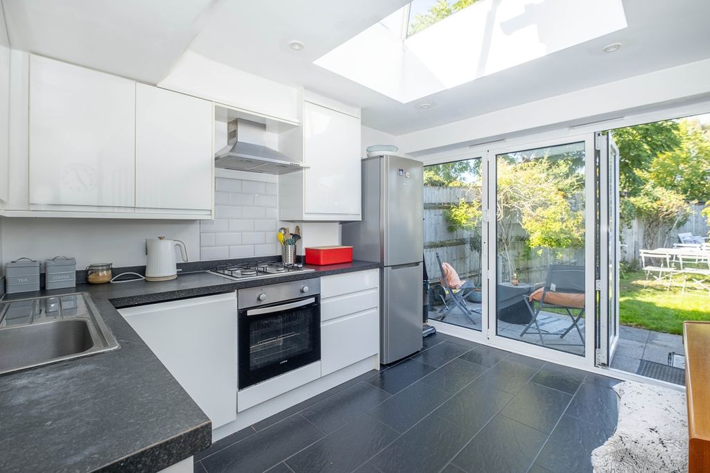 Property photo 2 of 12 7-Victoria-Road00...