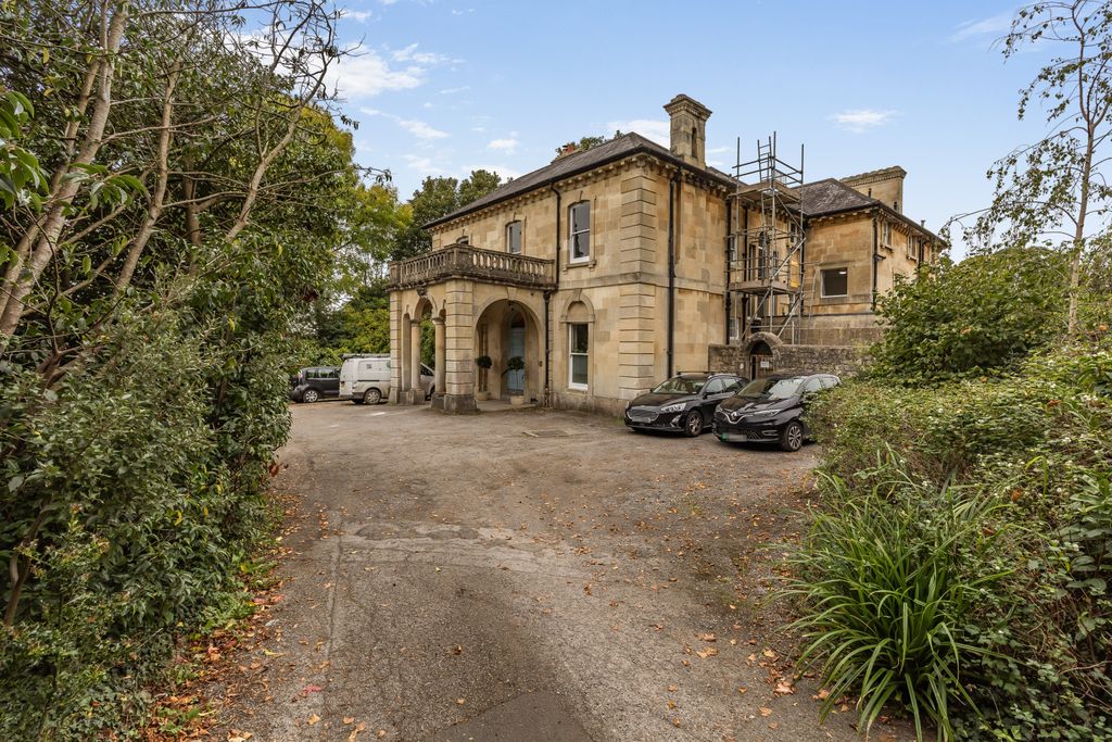 Property photo 2 of 20