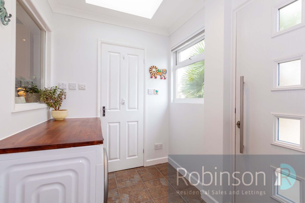 Property photo 2 of 16 38 Lambourne Drive-8
