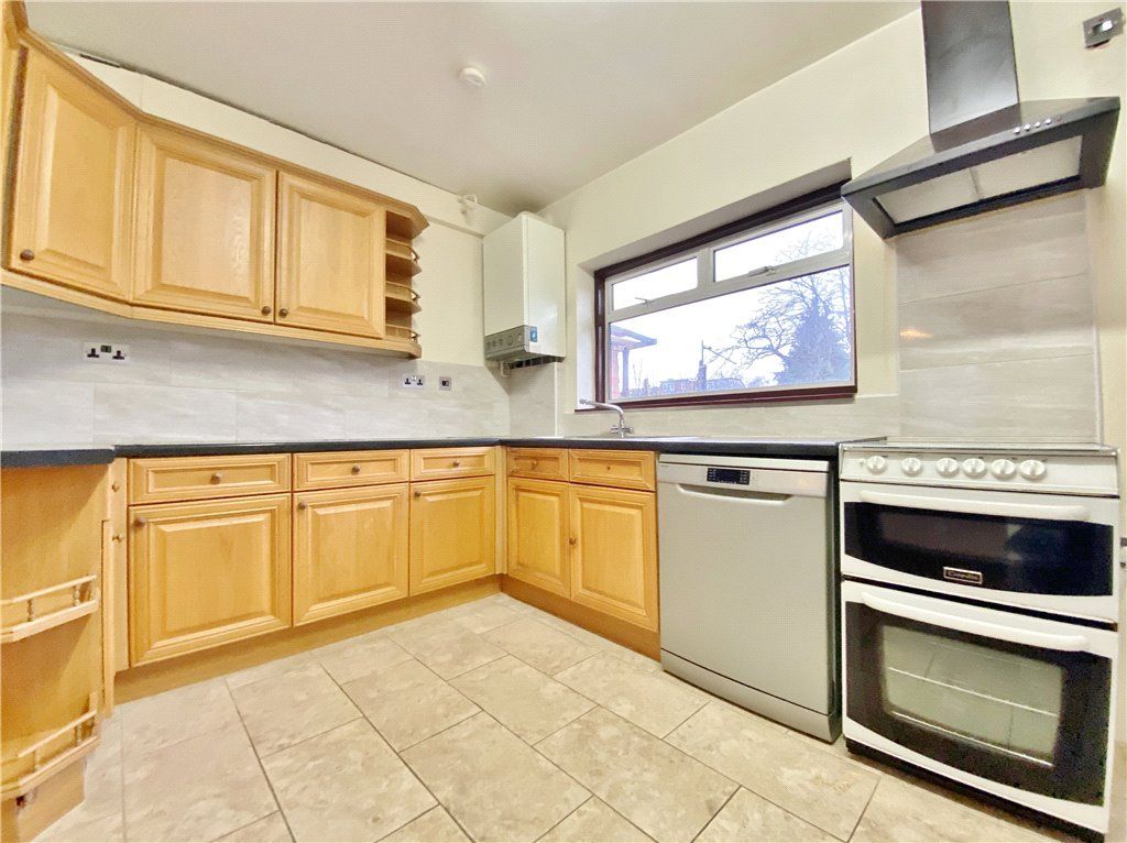 Property photo 3 of 11 Kitchen