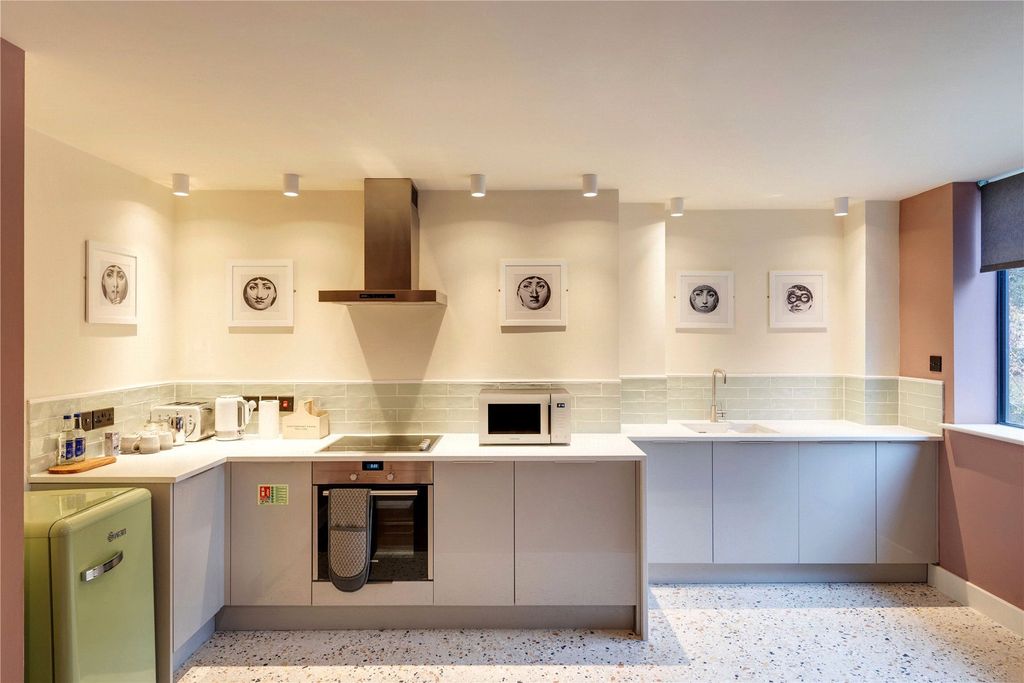 Property photo 1 of 10 Kitchen