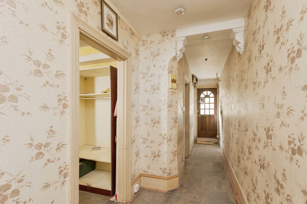 Property photo 3 of 17 Entrance Hall