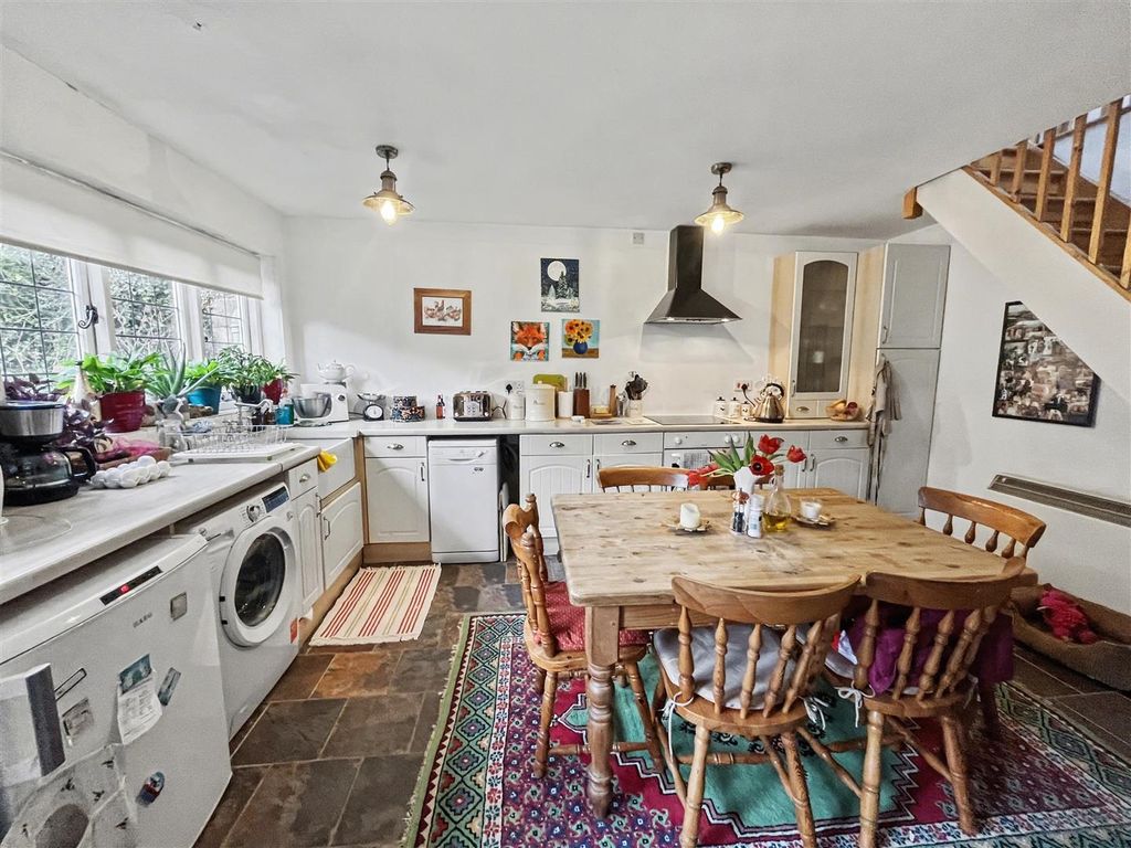 Property photo 3 of 11 Kitchen