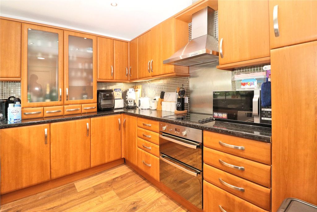 Property photo 2 of 16 Picture No. 14