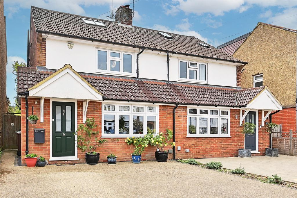 Property photo 1 of 12 70 Overstone Road-2.Jpg