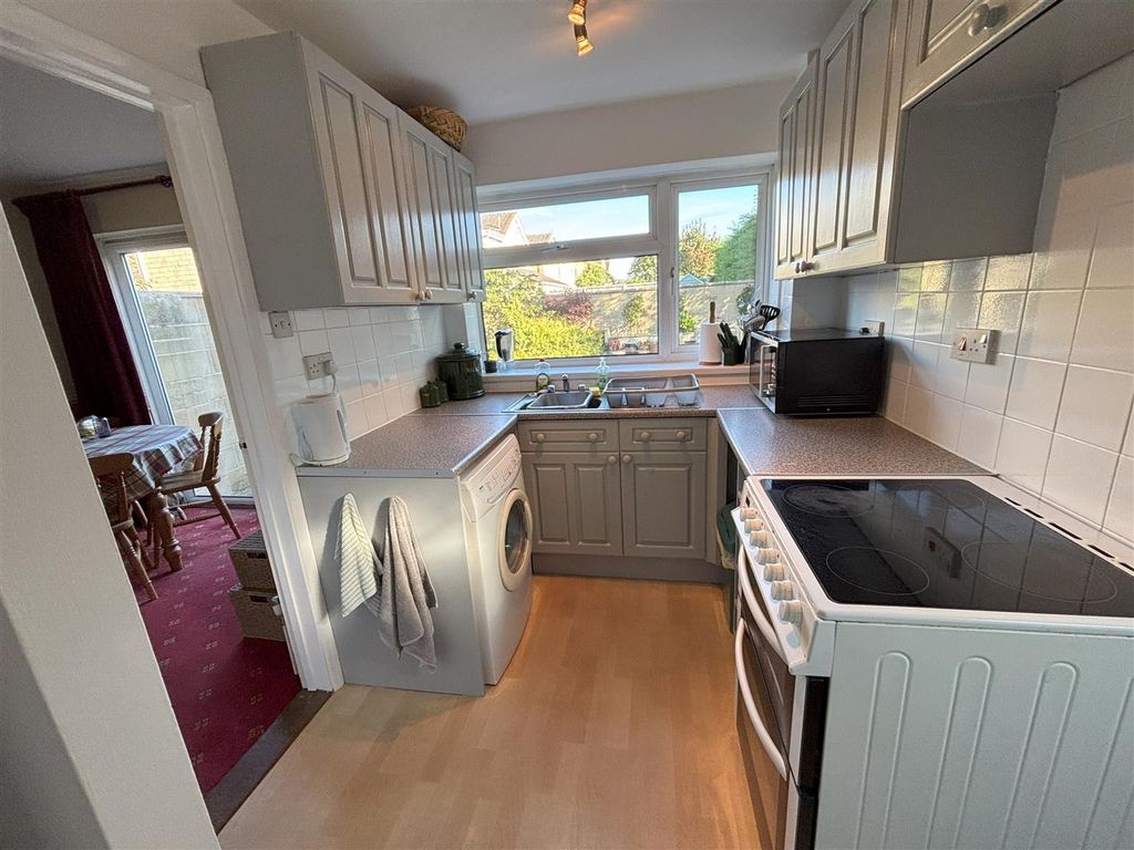 Property photo 3 of 11 Kitchen