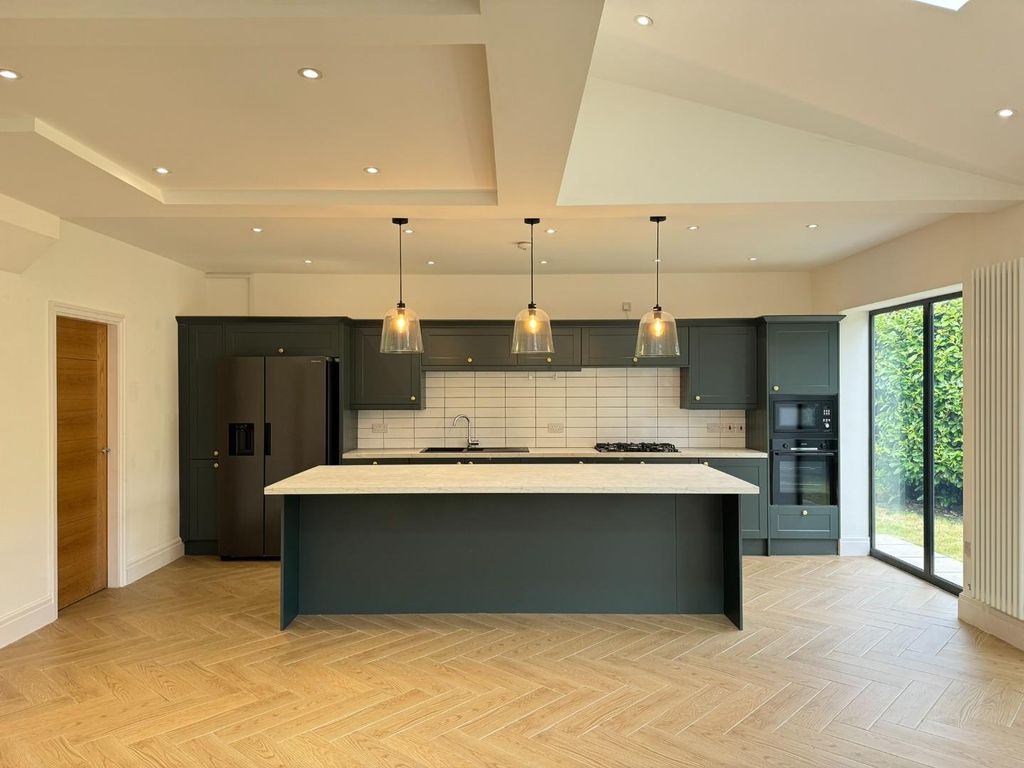 Property photo 3 of 28