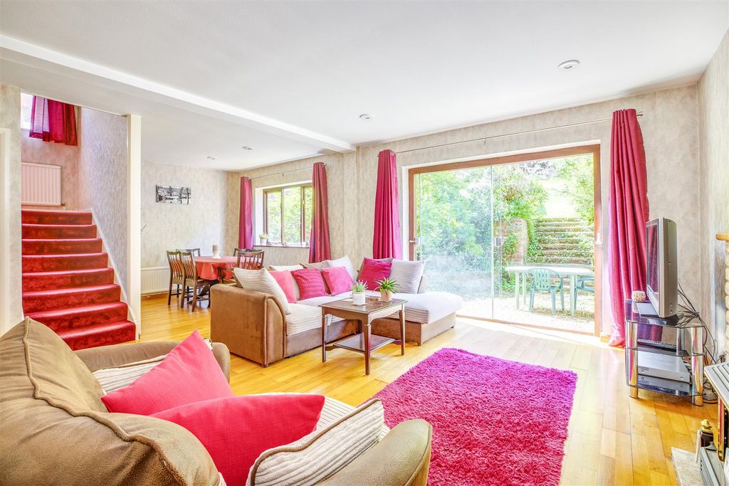 Property photo 2 of 15 39 Eastern Dene, Hp15 7Bs-8.Jpg