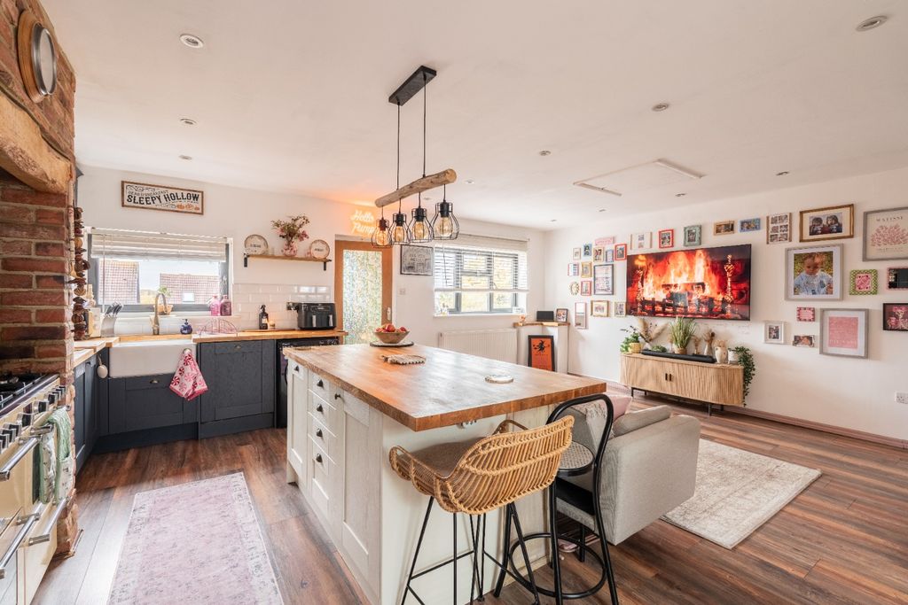 Property photo 2 of 21 4650893