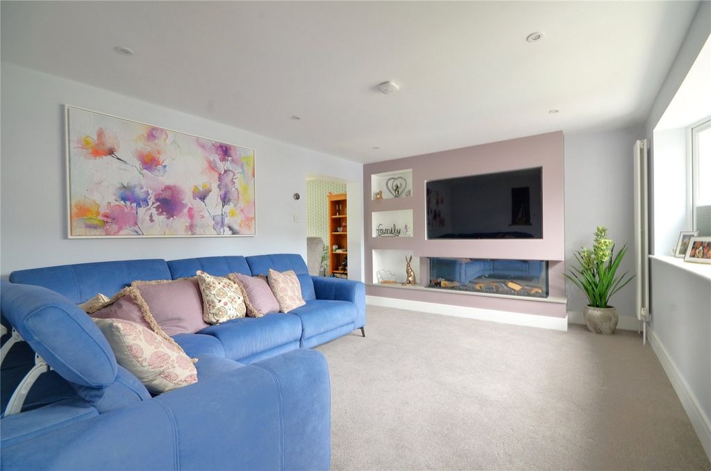 Property photo 2 of 15 Lounge