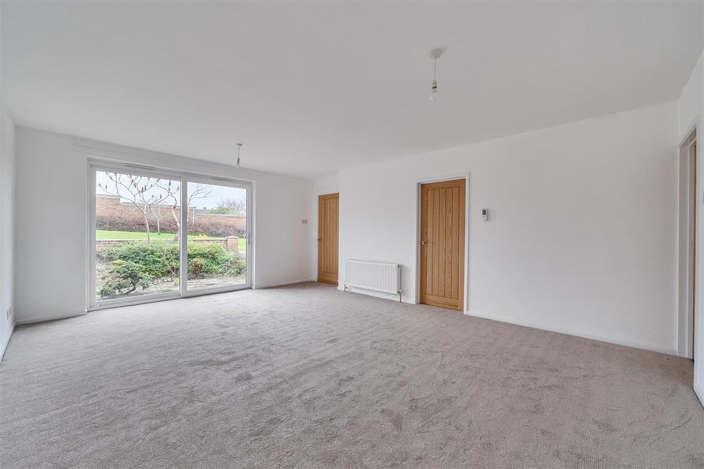 Property photo 2 of 8 Sitting Room