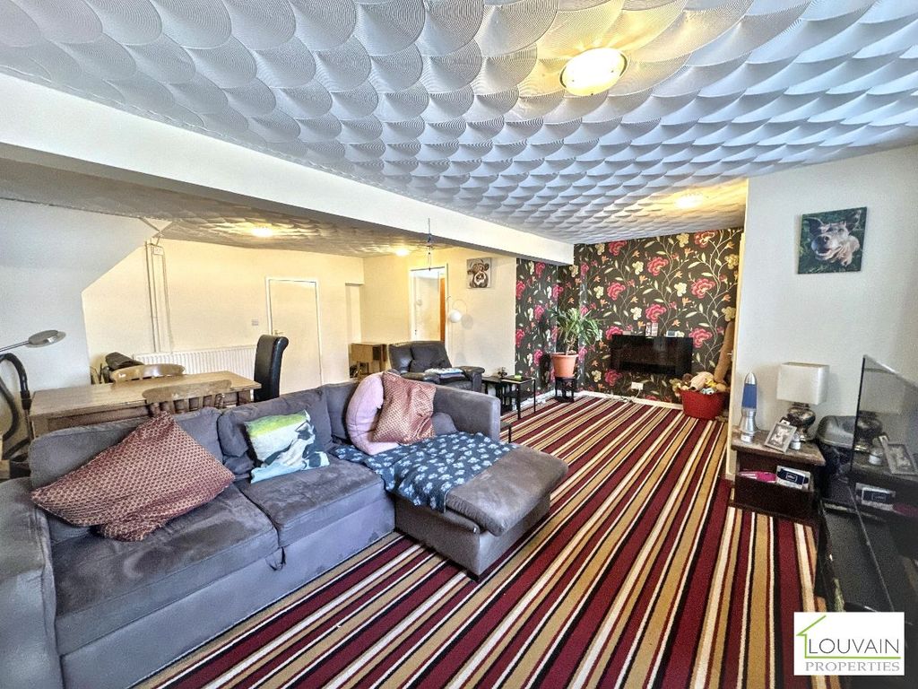 Property photo 2 of 27
